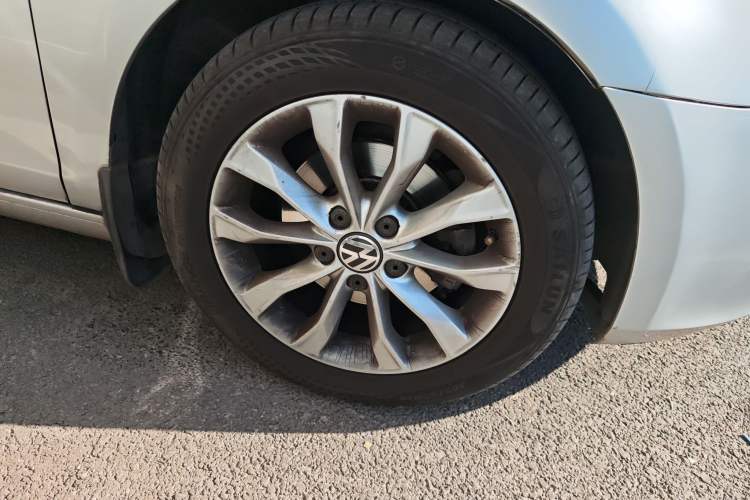 Used Volkswagen Golf 2012 1.6L Automatic Comfort Model Right Front Wheel Hub