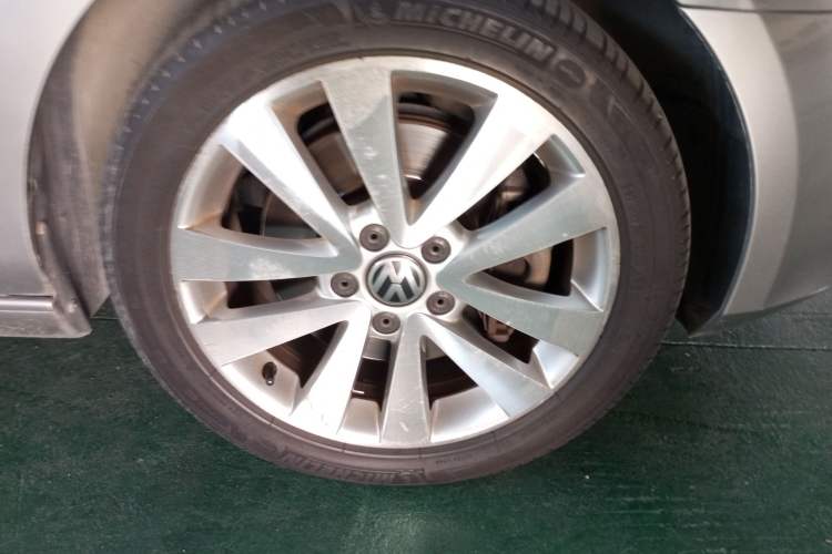 Used Volkswagen Golf 2012 1.4TSI Luxury Convertible Edition Right Front Wheel Hub
