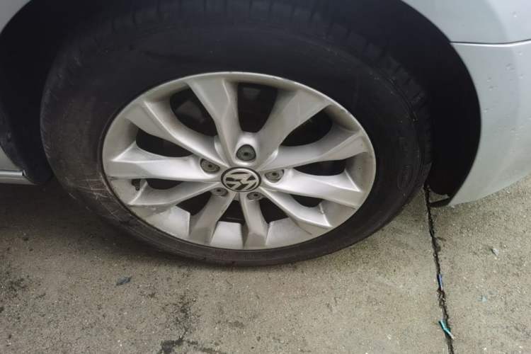 Used Volkswagen Golf 2012 1.6L Automatic Comfort Model Right Front Wheel Hub