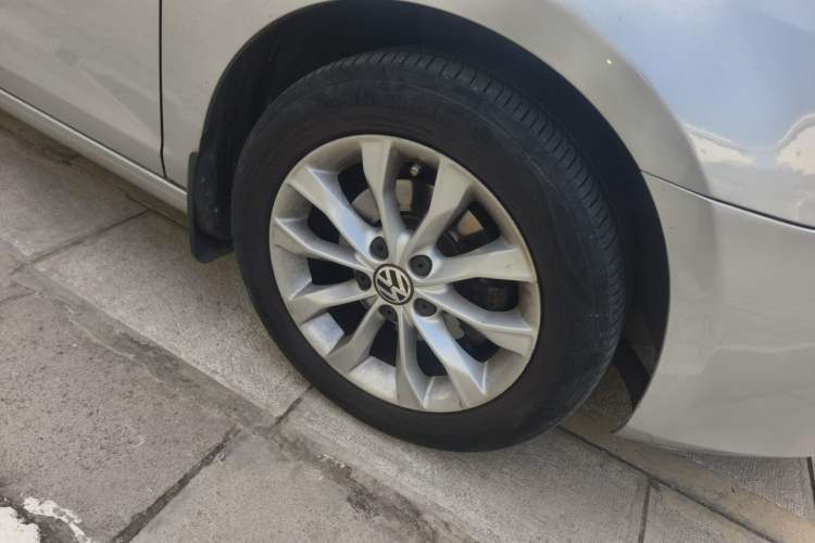 Used Volkswagen Golf 2012 1.6 Manual Comfort Edition Right Front Wheel Hub