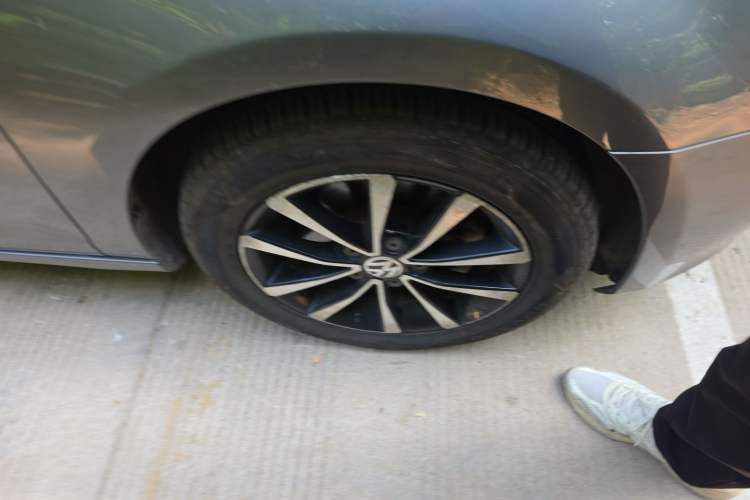 Used Volkswagen Golf 2012 1.4TSI Automatic Luxury Edition Right Front Wheel Hub