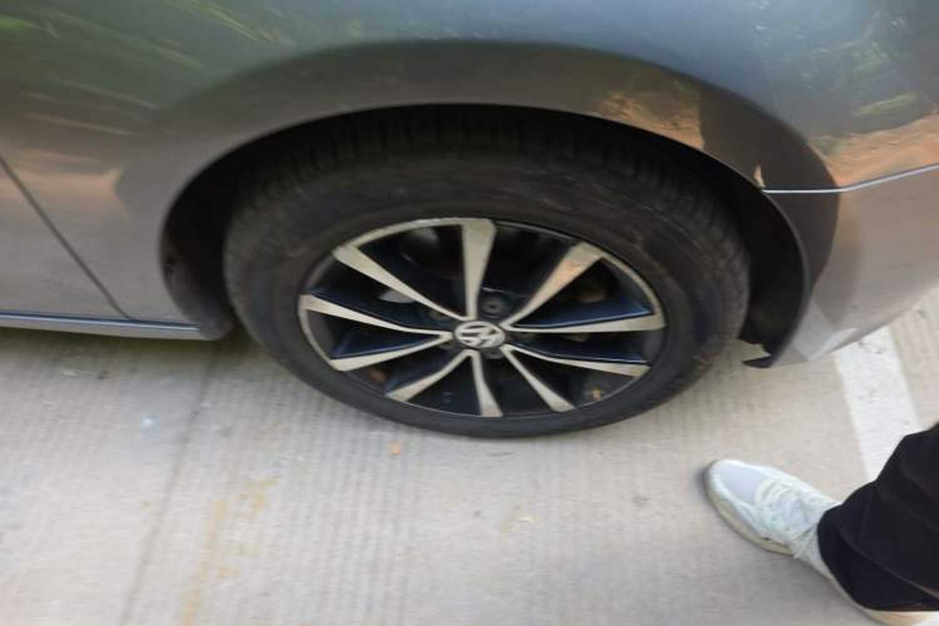 Used Volkswagen Golf 2012 1.4TSI Automatic Luxury Edition Right Front Wheel Hub