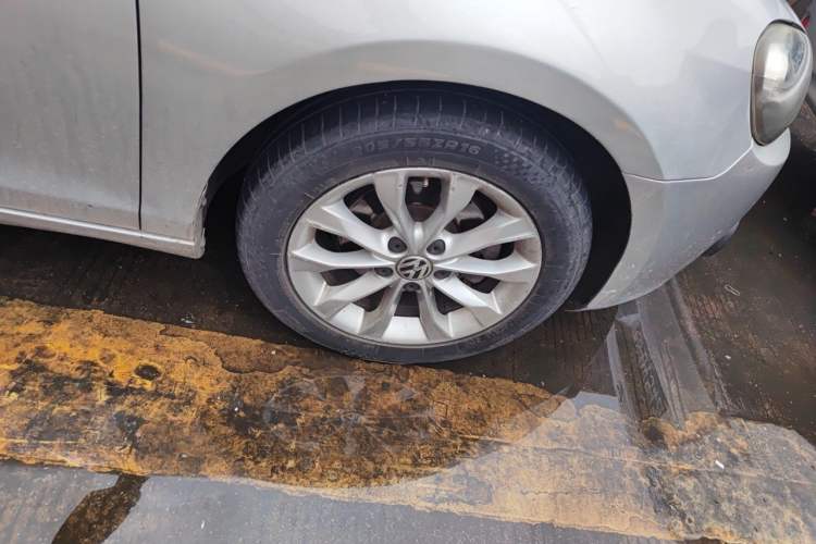 Used Volkswagen Golf 2012 1.6L Automatic Comfort Model Right Front Wheel Hub