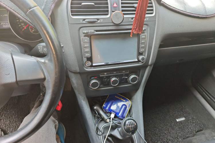 Used Volkswagen Golf 2012 1.6 Manual Comfort Edition Audio And AC Panel