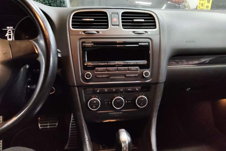 Used Volkswagen Golf 2012 1.4TSI Comfort Convertible Edition Audio And AC Panel
