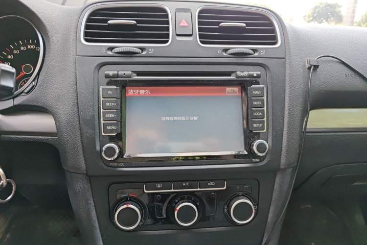Used Volkswagen Golf 2012 1.6L Automatic Fashion Model Audio And AC Panel