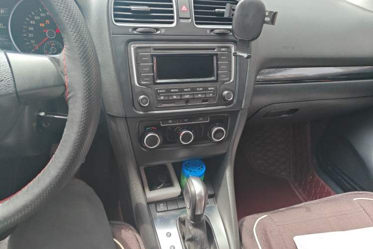 Used Volkswagen Golf 2012 1.6L Automatic Comfort Model Audio And AC Panel