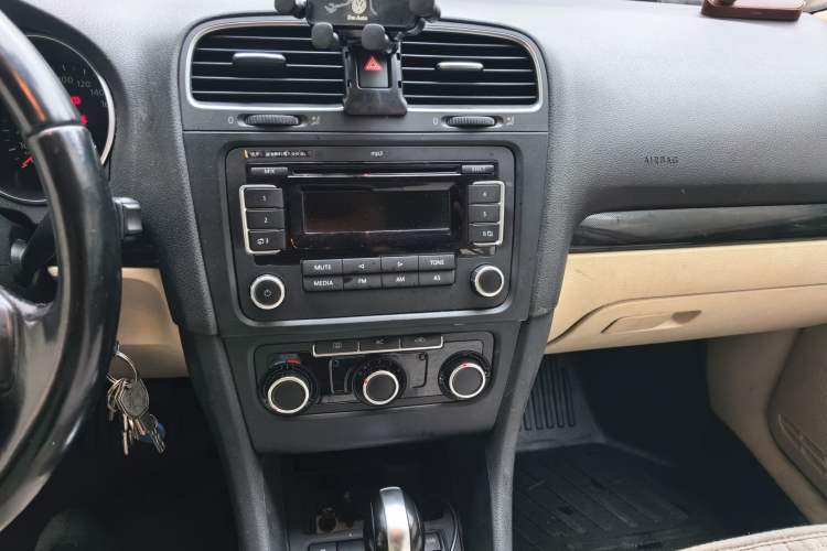 Used Volkswagen Golf 2012 1.6L Automatic Comfort Model Audio And AC Panel