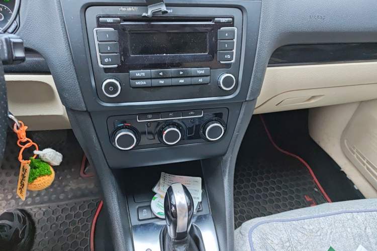 Used Volkswagen Golf 2012 1.6L Automatic Comfort Model Audio And AC Panel