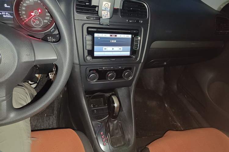 Used Volkswagen Golf 2012 1.6L Automatic Fashion Model Audio And AC Panel