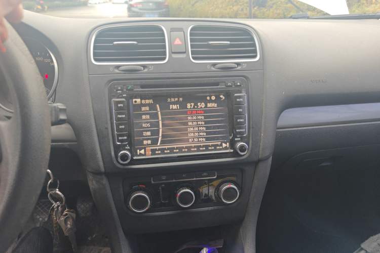 Used Volkswagen Golf 2012 1.6 Manual Fashion Edition Audio And AC Panel