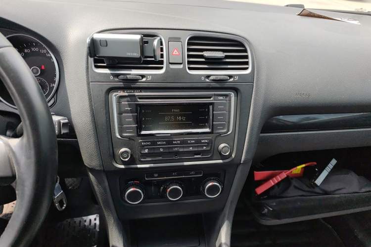 Used Volkswagen Golf 2012 1.6 Manual Comfort Edition Audio And AC Panel