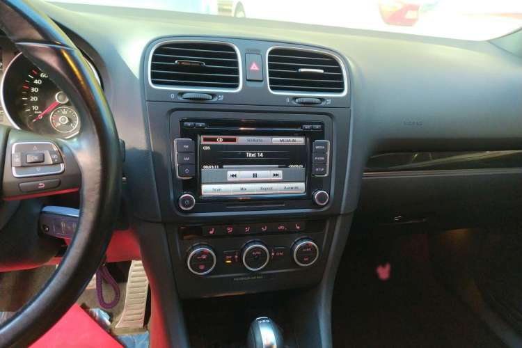 Used Volkswagen Golf 2012 1.4TSI Luxury Convertible Edition Audio And AC Panel