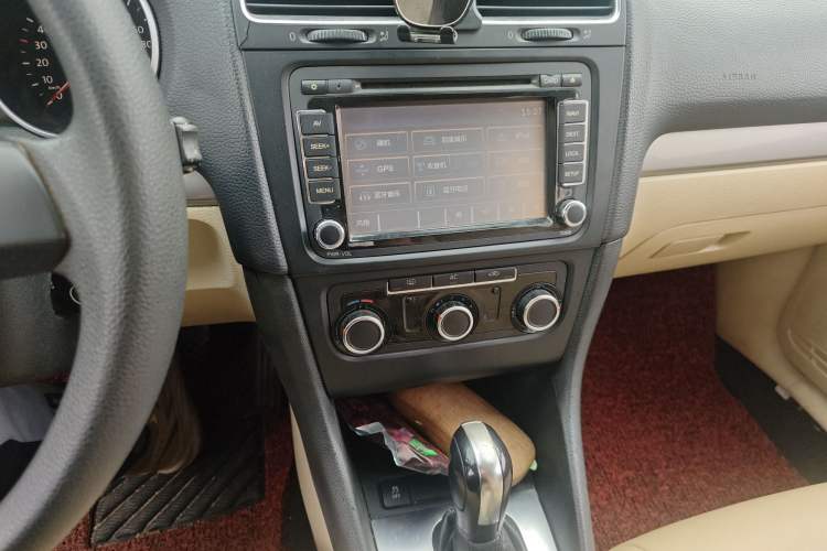 Used Volkswagen Golf 2012 1.6L Automatic Fashion Model Audio And AC Panel