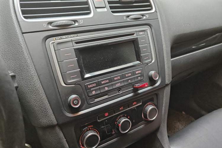 Used Volkswagen Golf 2012 1.6 Manual Comfort Edition Audio And AC Panel