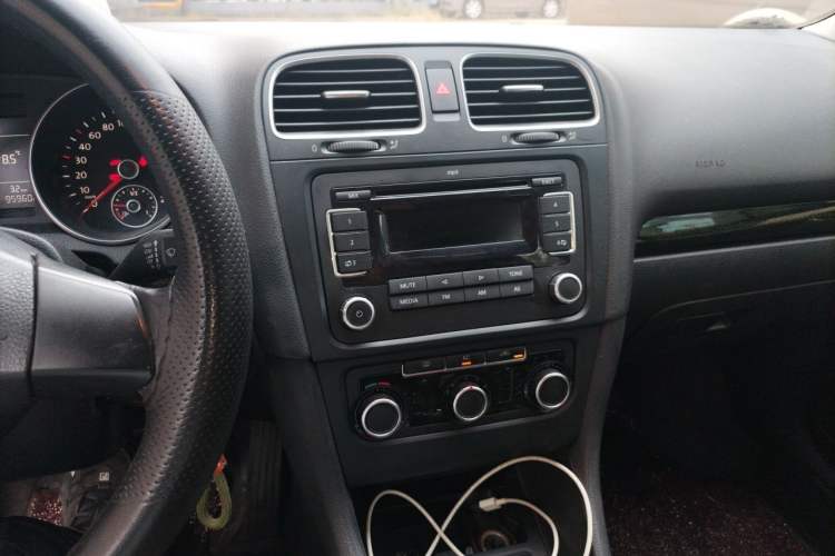 Used Volkswagen Golf 2012 1.6 Manual Comfort Edition Audio And AC Panel