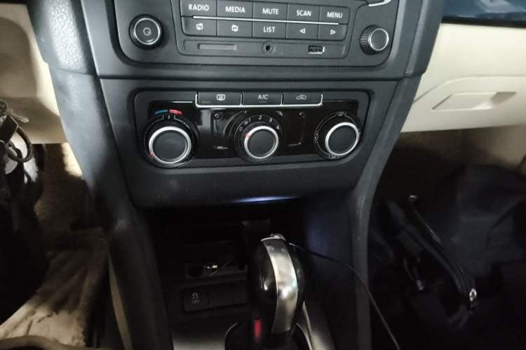 Used Volkswagen Golf 2012 1.6L Automatic Comfort Model Audio And AC Panel