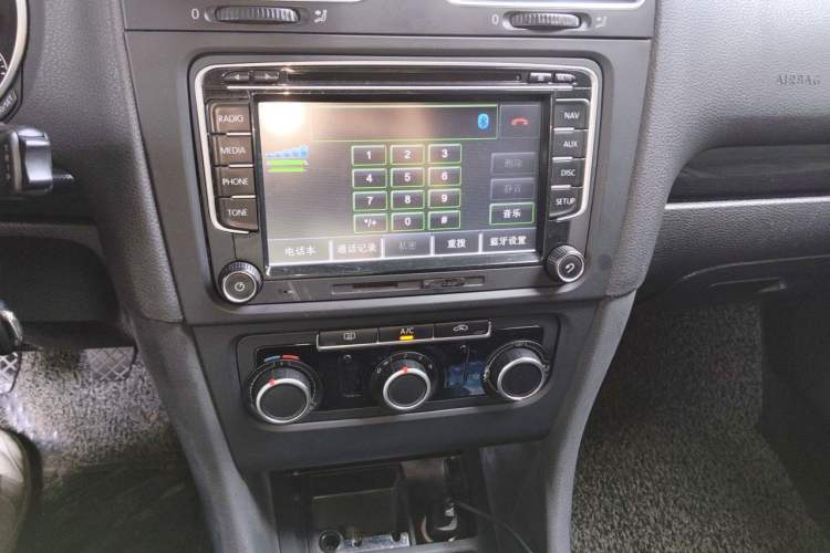 Used Volkswagen Golf 2012 1.6 Manual Comfort Edition Audio And AC Panel