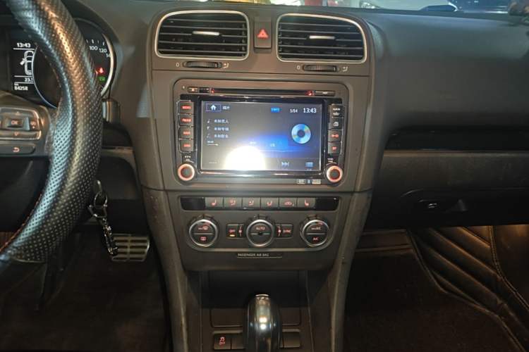 Used Volkswagen Golf 2012 1.4TSI Luxury Convertible Edition Audio And AC Panel