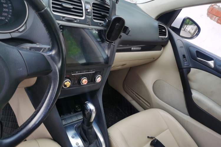 Used Volkswagen Golf 2012 1.6L Automatic Comfort Model Audio And AC Panel
