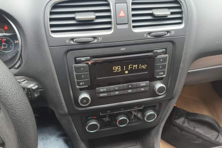Used Volkswagen Golf 2012 1.6 Manual Fashion Edition Audio And AC Panel