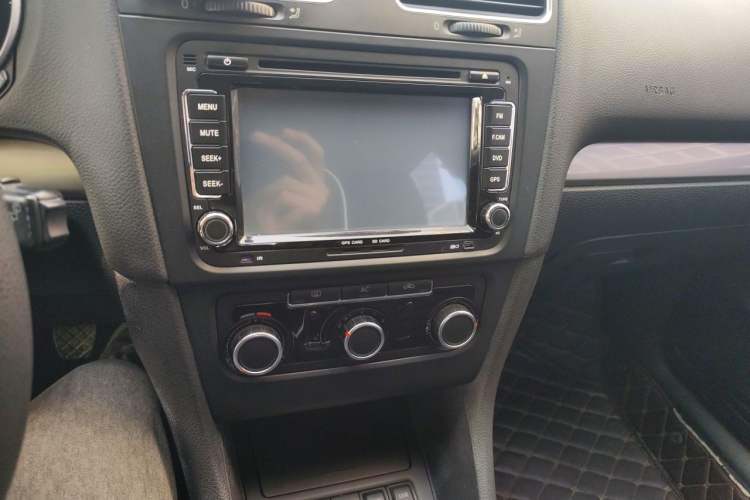 Used Volkswagen Golf 2012 1.6 Manual Fashion Edition Audio And AC Panel