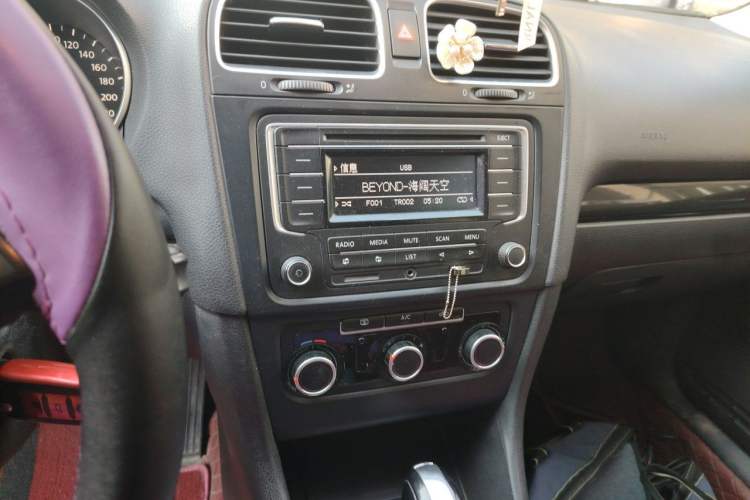 Used Volkswagen Golf 2012 1.6L Automatic Comfort Model Audio And AC Panel