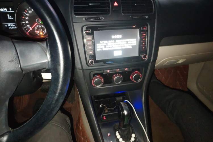 Used Volkswagen Golf 2012 1.6L Automatic Fashion Model Audio And AC Panel