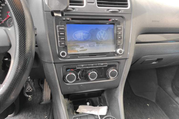 Used Volkswagen Golf 2012 1.6 Manual Comfort Edition Audio And AC Panel