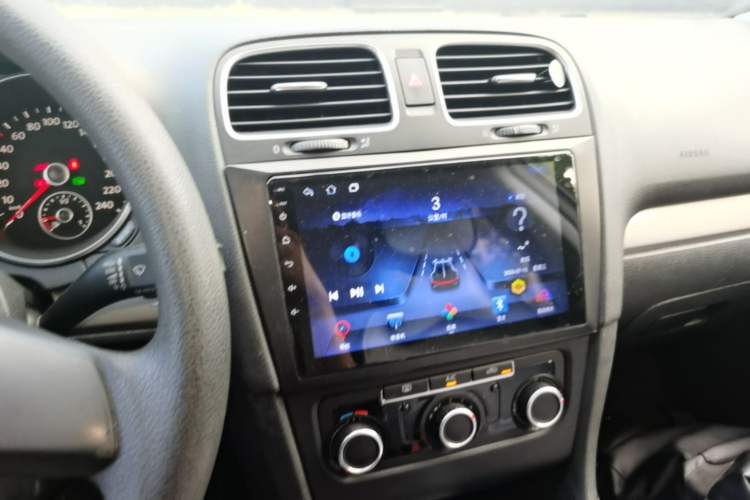 Used Volkswagen Golf 2012 1.6L Automatic Fashion Model Audio And AC Panel