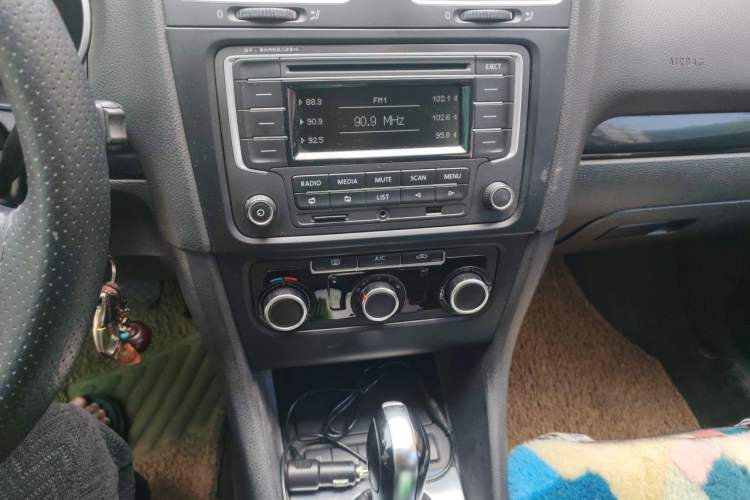 Used Volkswagen Golf 2012 1.6L Automatic Comfort Model Audio And AC Panel
