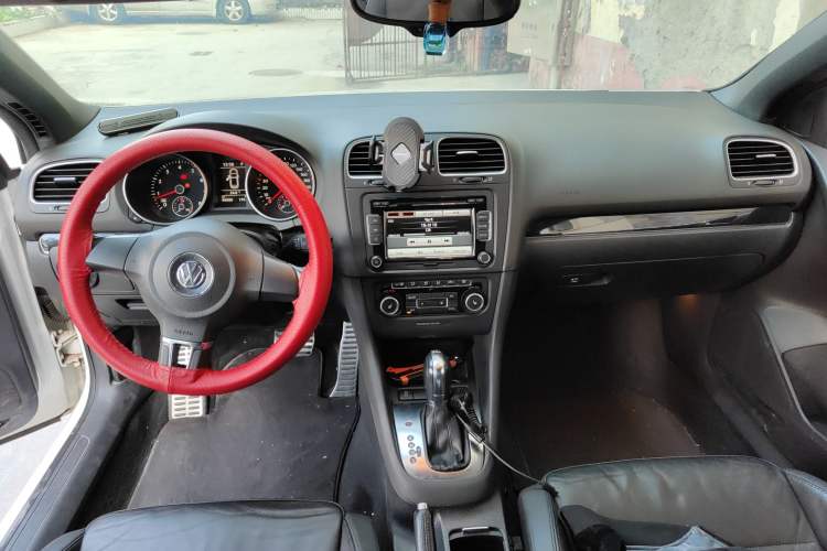 Used Volkswagen Golf 2012 1.4TSI Comfort Convertible Edition Center Console