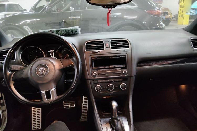 Used Volkswagen Golf 2012 1.4TSI Comfort Convertible Edition Center Console