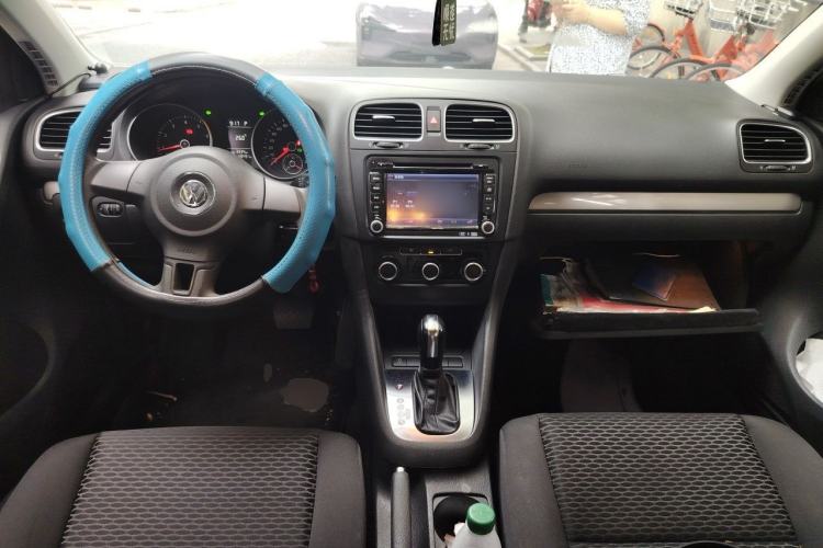 Used Volkswagen Golf 2012 1.6L Automatic Fashion Model Center Console