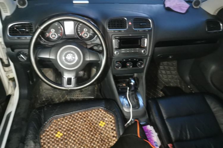 Used Volkswagen Golf 2012 1.6L Automatic Comfort Model Center Console
