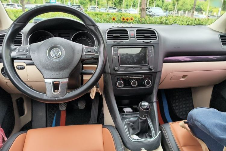 Used Volkswagen Golf 2012 1.4 TSI Manual Comfort Edition Center Console