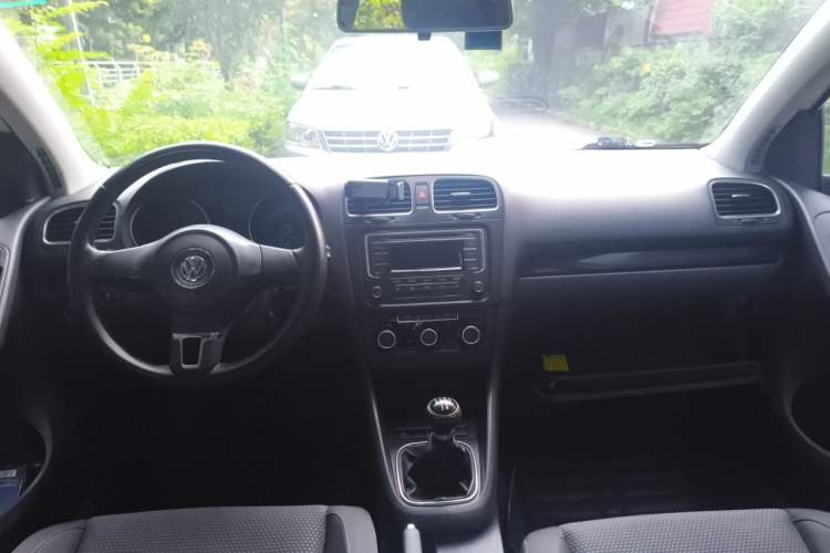 Used Volkswagen Golf 2012 1.6 Manual Comfort Edition Center Console