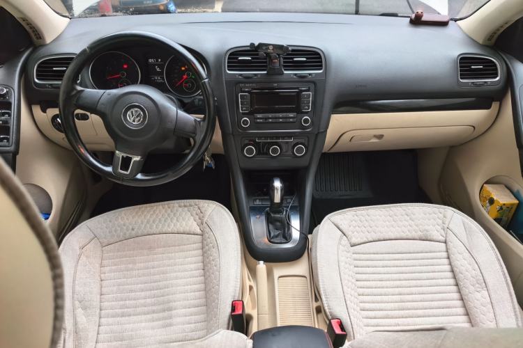 Used Volkswagen Golf 2012 1.6L Automatic Comfort Model Center Console