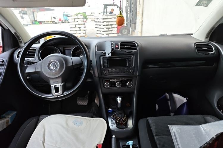 Used Volkswagen Golf 2012 1.6L Automatic Comfort Model Center Console