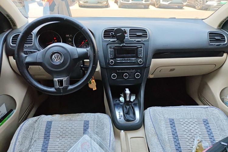 Used Volkswagen Golf 2012 1.6L Automatic Comfort Model Center Console