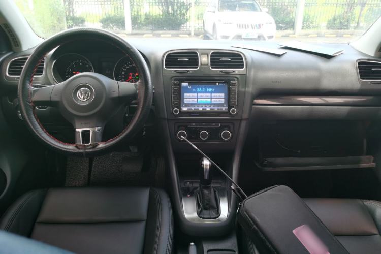 Used Volkswagen Golf 2012 1.6L Automatic Comfort Model Center Console