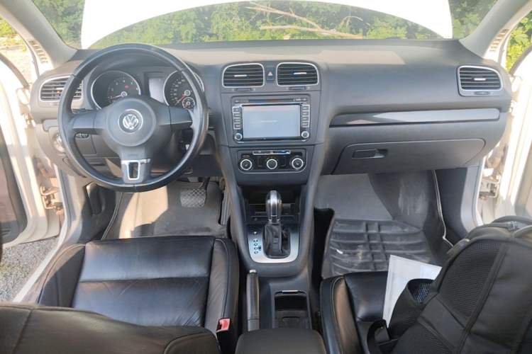Used Volkswagen Golf 2012 1.6L Automatic Comfort Model Center Console