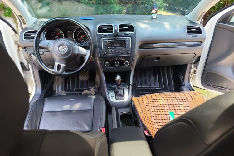 Used Volkswagen Golf 2012 1.6L Automatic Comfort Model Center Console