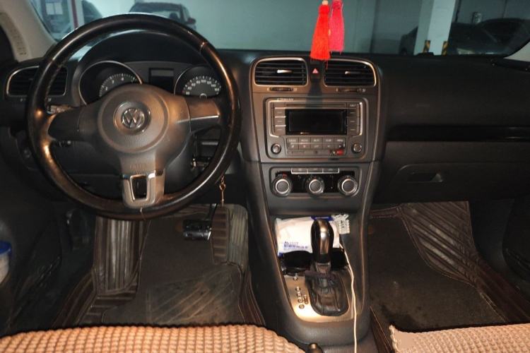 Used Volkswagen Golf 2012 1.6L Automatic Comfort Model Center Console
