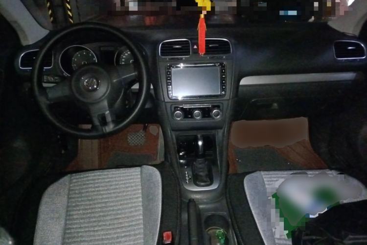 Used Volkswagen Golf 2012 1.6L Automatic Fashion Model Center Console