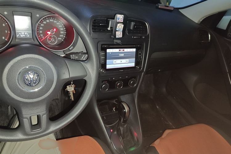 Used Volkswagen Golf 2012 1.6L Automatic Fashion Model Center Console