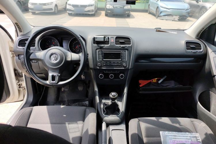 Used Volkswagen Golf 2012 1.6 Manual Comfort Edition Center Console