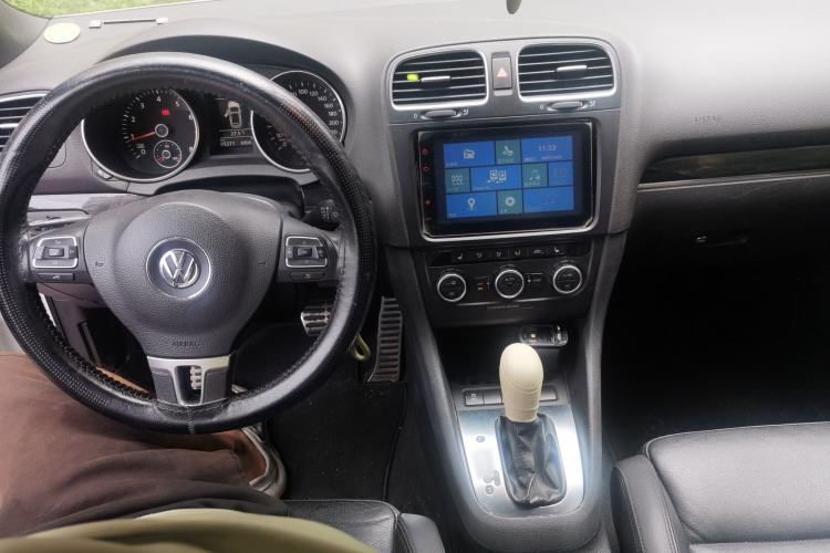 Used Volkswagen Golf 2012 1.4TSI Luxury Convertible Edition Center Console