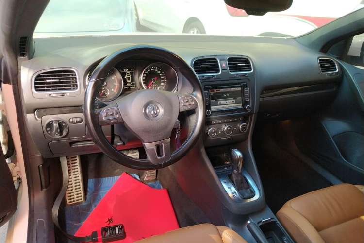 Used Volkswagen Golf 2012 1.4TSI Luxury Convertible Edition Center Console