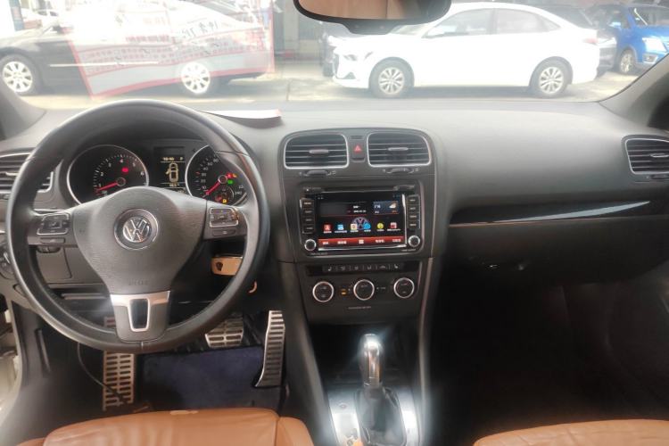 Used Volkswagen Golf 2012 1.4TSI Luxury Convertible Edition Center Console